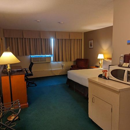 Nomad Hotel & Suites Fort Mcmurray Esterno foto