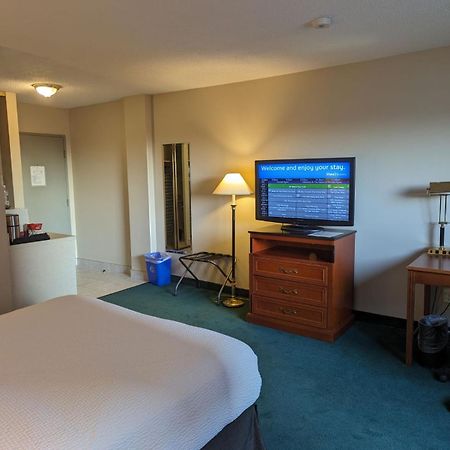 Nomad Hotel & Suites Fort Mcmurray Esterno foto
