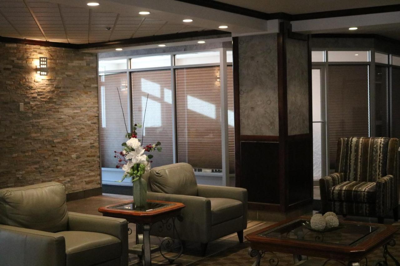 Nomad Hotel & Suites Fort Mcmurray Esterno foto