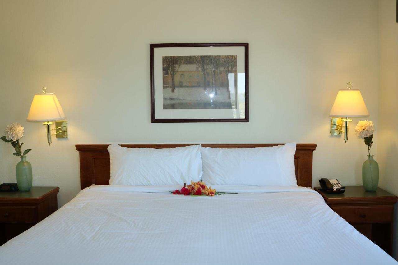 Nomad Hotel & Suites Fort Mcmurray Esterno foto