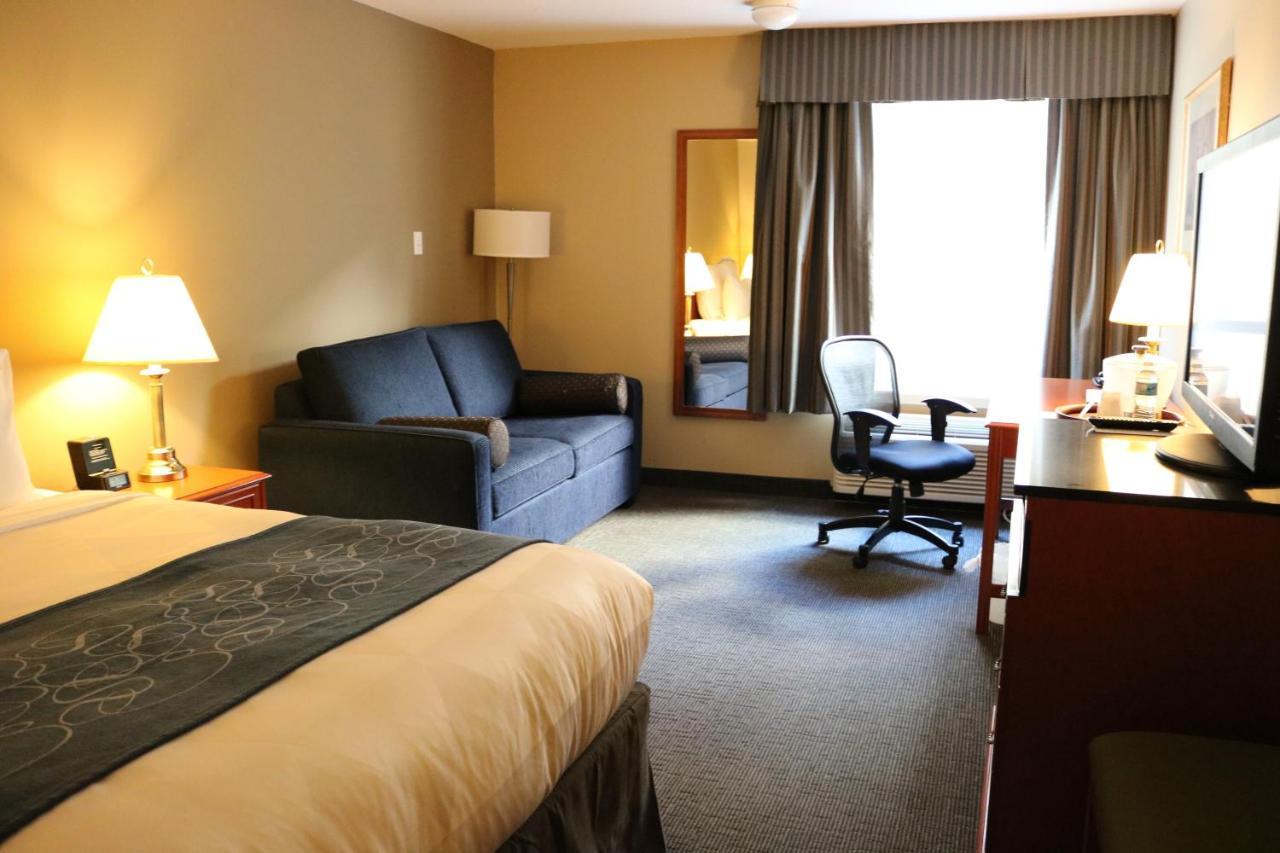 Nomad Hotel & Suites Fort Mcmurray Esterno foto