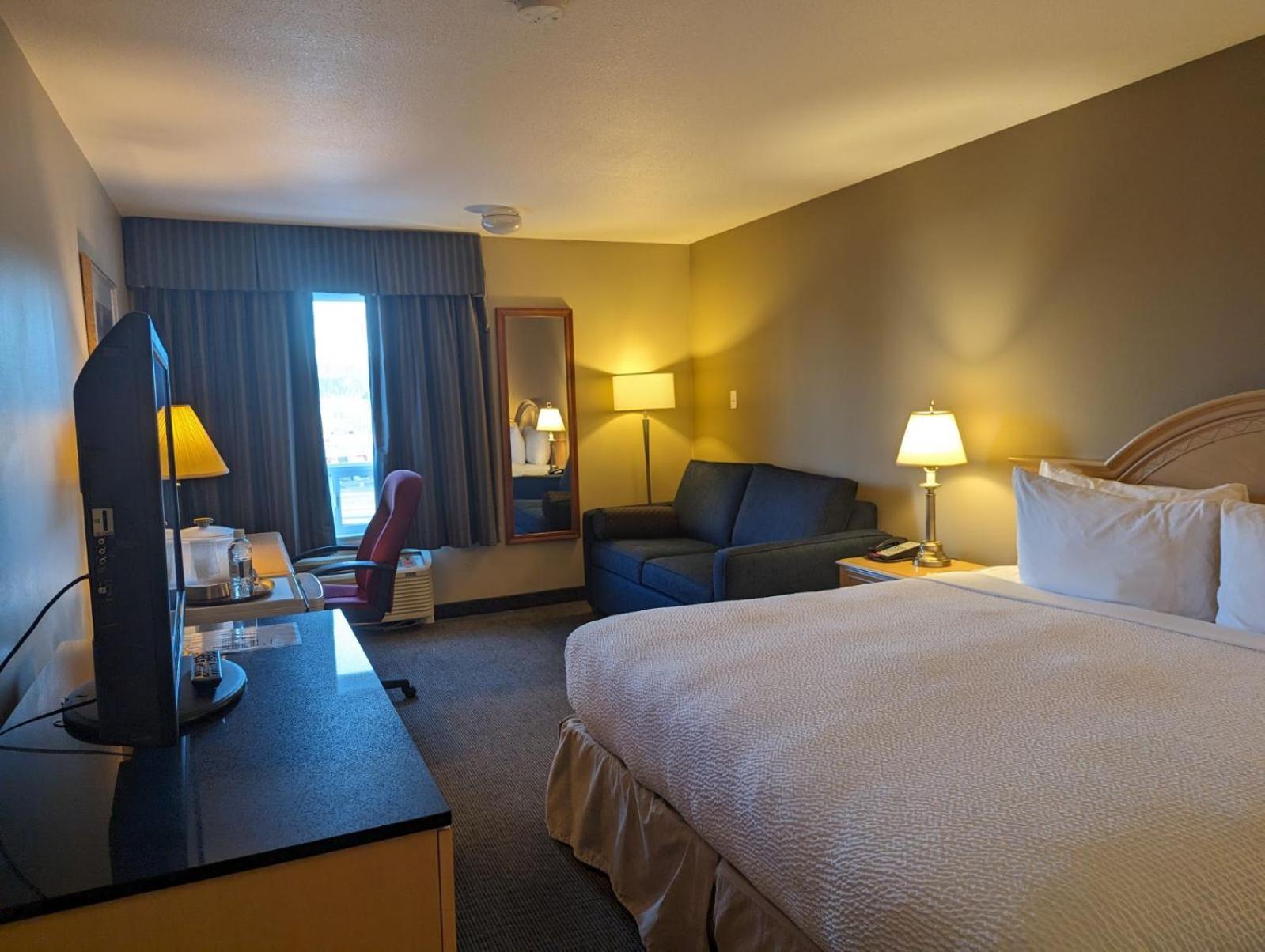 Nomad Hotel & Suites Fort Mcmurray Esterno foto