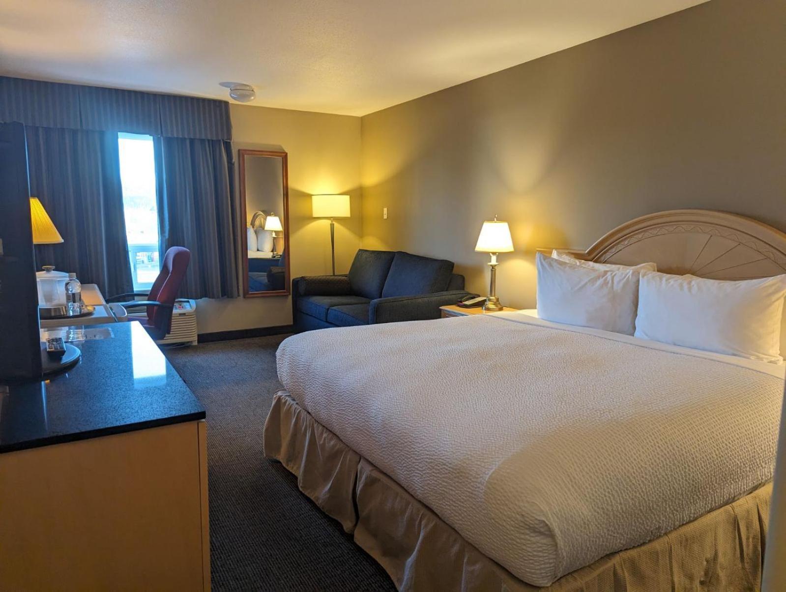 Nomad Hotel & Suites Fort Mcmurray Esterno foto