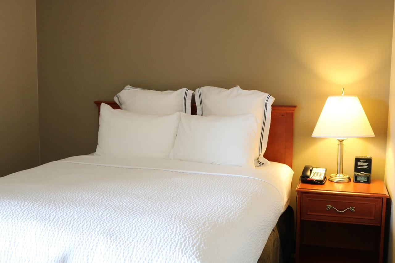 Nomad Hotel & Suites Fort Mcmurray Esterno foto